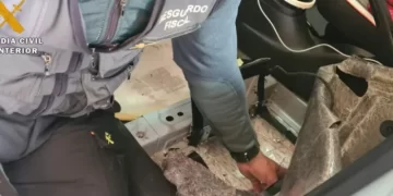 سيارة بلوحات دبلوماسية قادمة من الرباط تسقط في سبتة.. ضبط نصف طن من تبغ الشيشة وعطور وسلع مهربة
