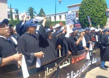 المحامون يصعّدون ضد الحكومة.. احتجاج وطني بالرباط واتهامات بـ”الانقلاب على التوافقات” حول قانون المهنة