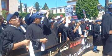المحامون يصعّدون ضد الحكومة.. احتجاج وطني بالرباط واتهامات بـ”الانقلاب على التوافقات” حول قانون المهنة