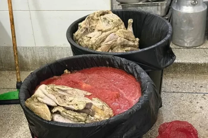 مراكش تشدد الخناق على المخالفين.. حجز 200 كيلوغرام من الدجاج الفاسد وإغلاق مطعم بجليز