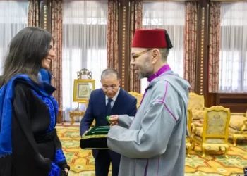 جلالة الملك يستقبل المتسلقة نوال صفنضلة ويوشحها بوسام المكافأة الوطنية من درجة ضابط