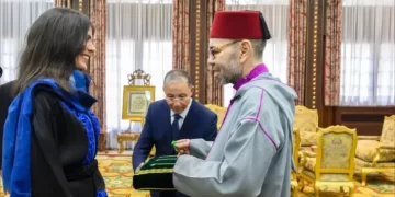 جلالة الملك يستقبل المتسلقة نوال صفنضلة ويوشحها بوسام المكافأة الوطنية من درجة ضابط