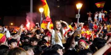 الإسبان يحتفلون بلقب المونديال الثاني.. مدريد تسهر حتى الفجر بعد التتويج العالمي