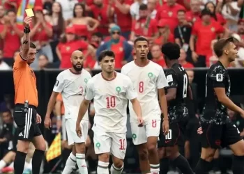 إشارة غامضة من حكم مباراة المغرب وكندا تشعل مواقع التواصل