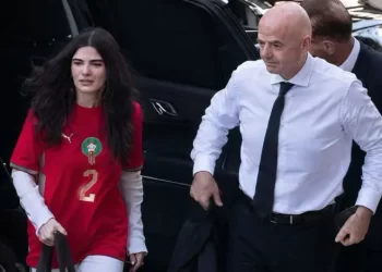 ابنة رئيس “فيفا” تخطف الأنظار بقميص حكيمي قبل مباراة المغرب وكندا