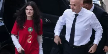 ابنة رئيس “فيفا” تخطف الأنظار بقميص حكيمي قبل مباراة المغرب وكندا