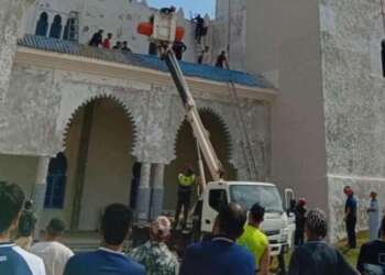 سقوط عامل من أعلى صومعة مسجد سبعة رجال بالفنيدق يثير تساؤلات حول شروط السلامة وتأخر وسائل الإنقاذ