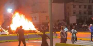 عاجل. فوضى وإضرام النار في سيارات بمحيط معبر بني أنصار بالناظور خلال محاولات للهجرة غير النظامية