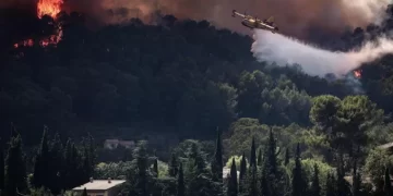 الاتحاد الأوروبي يعبئ طائرات ومروحيات لدعم إسبانيا وفرنسا في مواجهة الحرائق الغابوية