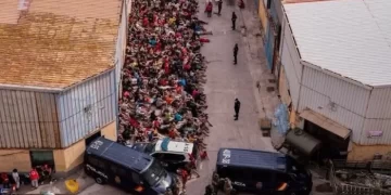 إسبانيا تبدأ إجراءات الإرجاع الجماعي للمهاجرين الواصلين إلى سبتة بتنسيق مع المغرب