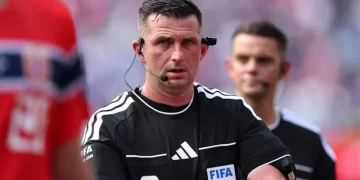 فيفا تعين الإنجليزي مايكل أوليفر حكما لمواجهة المغرب وكندا في ثمن نهائي المونديال