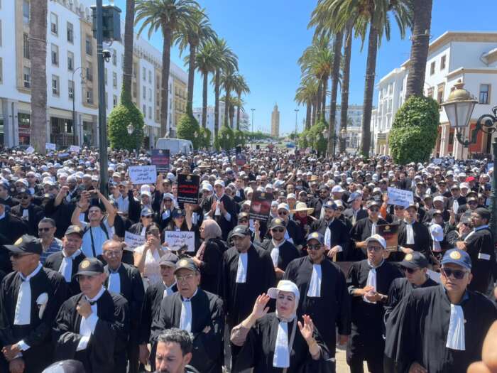 المحامون يصعدون ضد مشروع قانون المهنة.. اعتصام مفتوح أمام البرلمان ولجنة للترافع الدولي