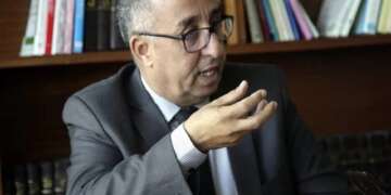 من سؤال المخاطَب إلى سؤال الخصم : المحاماة واستراتيجية استرداد القوة بالقانون