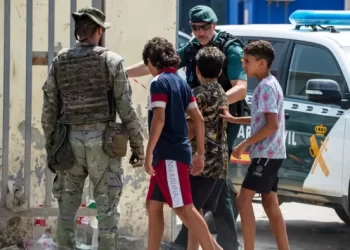 خلاف سياسي في إسبانيا يعقّد تدبير أزمة قاصري سبتة
