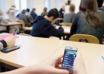 فرنسا تتجه لحظر الهواتف المحمولة في الثانويات ابتداءً من الدخول المدرسي
