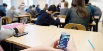 فرنسا تتجه لحظر الهواتف المحمولة في الثانويات ابتداءً من الدخول المدرسي