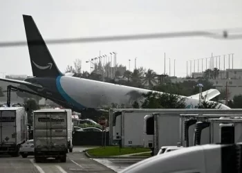 مصرع 5 أشخاص في حادث طائرة شحن بأمريكا بعد تجاوزها مدرج مطار ميامي
