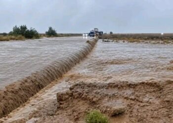 عواصف رعدية وأمطار غزيرة تعرقل حركة السير بين أرفود وأوفوس