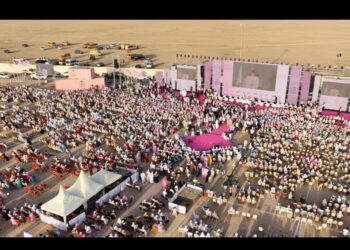 أكد نزار بركة، الأمين العام لحزب الاستقلال، أن الأولوية بالنسبة للحكومة المقبلة ينبغي أن تتمثل في تنزيل مشروع الحكم الذاتي في الأقاليم الجنوبية، وليس في الاستحقاقات المرتبطة باستضافة المغرب لكأس العالم، معتبراً أن المرحلة المقبلة تتطلب ترجمة هذا الخيار إلى إجراءات عملية تعزز الوحدة الترابية والوطنية وتدفع عجلة التنمية في المنطقة.  وقال بركة، خلال تجمع انتخابي لحزب الاستقلال في مدينة العيون، الأحد، إن «رهان الحكومة المقبلة ماشي هو كأس العالم»، مضيفاً أن الحكومة المقبلة ستكون مطالبة، بحسب تصوره، بتنزيل الحكم الذاتي للأقاليم الجنوبية.  وربط الأمين العام لحزب الاستقلال هذا المسار بقرار مجلس الأمن، قائلاً إن القرار الأممي يؤكد، وفق قراءته، أن «الحل الوحيد هو الحكم الذاتي للأقاليم الجنوبية في إطار السيادة المغربية».  واعتبر بركة أن تنزيل هذا الخيار من شأنه تعزيز الوحدة الترابية والوحدة الوطنية، إلى جانب منح الأقاليم الجنوبية دفعة جديدة على المستوى التنموي والاقتصادي.  نحو «مغرب بسرعة واحدة»  وفي الجانب الاقتصادي والاجتماعي، قال بركة إن الحكومة المقبلة مطالبة بالعمل من أجل بناء «مغرب بسرعة واحدة»، مشيراً إلى أن النموذج التنموي في البلاد مرشح لتحول كبير، اقتصادياً واجتماعياً.  وسلط الضوء على عدد من المشاريع والبنيات التحتية التي قال إنها ستساهم في تعزيز اندماج الأقاليم الجنوبية ودعم ديناميتها الاقتصادية، من بينها الطريق الرابطة في اتجاه موريتانيا، وميناء الداخلة المتوسطي.  ووضع بركة هذه المشاريع في إطار رؤية أوسع لتعزيز التنمية في الأقاليم الجنوبية وربطها بعمقها الأفريقي، معتبراً أن المرحلة المقبلة تستوجب الانتقال من إنجاز المشاريع والبنيات التحتية إلى تحقيق تنمية أكثر توازناً بين مختلف جهات المملكة.