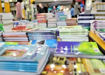 خصاص الكتب المدرسية يعيد أزمة التوزيع إلى الواجهة مع بداية الموسم الدراسي