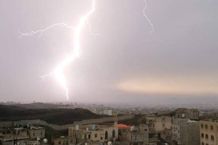 صاعقة رعدية تصيب طفلاً في التاسعة أثناء عودته من المدرسة بجرسيف