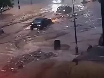 سيول جارفة تغمر شوارع بني بوعياش وتتسبب في جرف سيارات وخسائر مادية