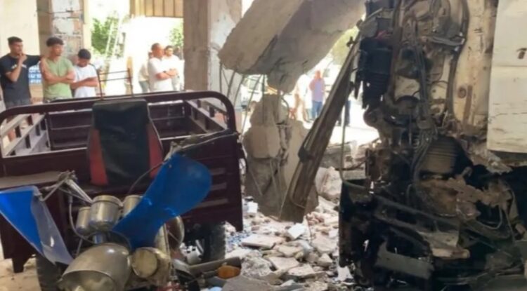 فاس.. شاحنة للنفايات تصطدم بتسع سيارات و«تريبورتور» وتخلف مصابين وخسائر مادية كبيرة