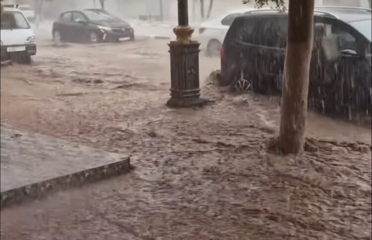 سيول جارفة تغمر شوارع سيدي حجاج بإقليم سطات بعد عاصفة رعدية قوية