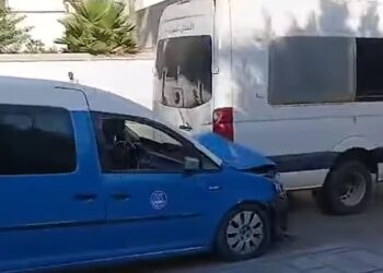 رجوع إلى الخلف ينتهي باصطدام.. فيديو للنقل المزدوج وسط اتهامات بالتعمد