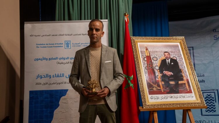 الأمن الوطني يحتفي بالشرطي بوبكر لمليتي بعد تتويجه بجائزة بلند الحيدري للشعراء