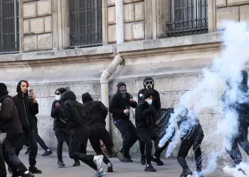 احتجاجات غلاء المعيشة تهز فرنسا ومواجهات باريس ترفع حصيلة التوقيفات والإصابات
