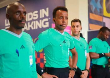 الحكم الصومالي عمر أرتان يقود مباراة المغرب والنيجر