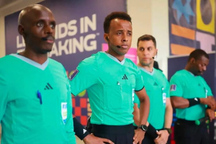 الحكم الصومالي عمر أرتان يقود مباراة المغرب والنيجر