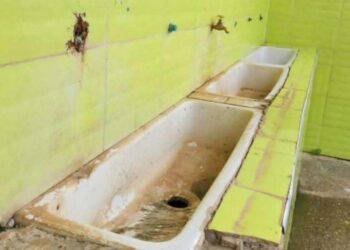 شفشاون.. تلاميذ ثانوية القاضي عياض بالجبهة يشتكون من وضعية المراحيض والملعب ويطالبون