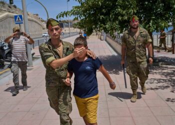 قاصر مغربي يعاد من سبتة إلى المغرب.. القضاء الإسباني يفتح تحقيقاً جديداً