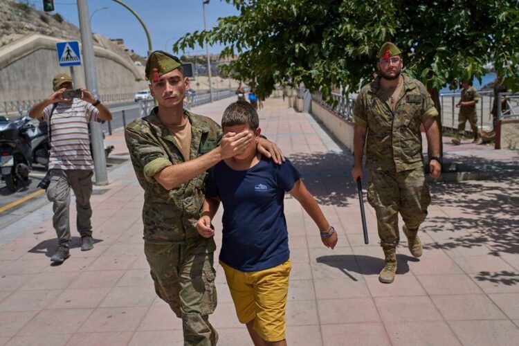 قاصر مغربي يعاد من سبتة إلى المغرب.. القضاء الإسباني يفتح تحقيقاً جديداً