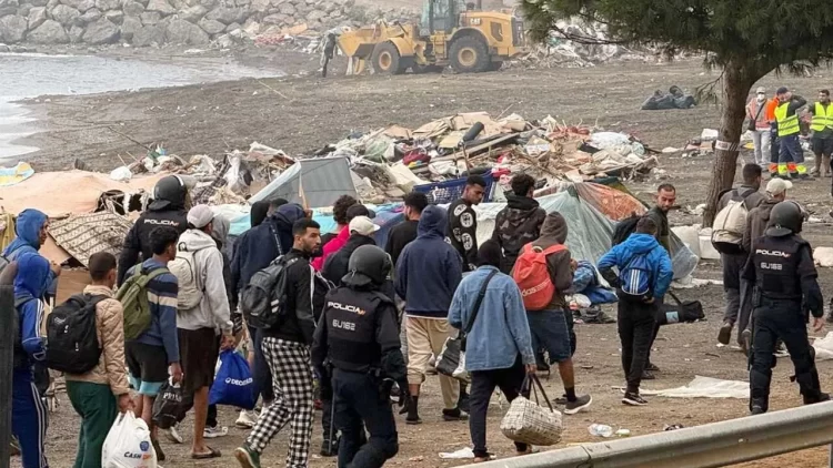 أكثر من 1200 مهاجر يعودون طوعاً إلى المغرب بعد إخلاء مخيم ترمبولين