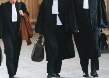 حقوقيون يدعون المنصوري إلى مراجعة قانون المحاماة وإنهاء احتقان «البذلة السوداء»