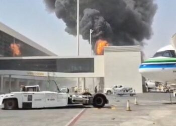 هجمات الحوثيين تربك حركة الطيران في السعودية.. وتمديد تعليق العمليات بمطار الرياض