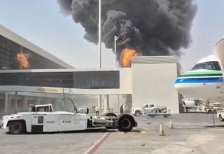 هجمات الحوثيين تربك حركة الطيران في السعودية.. وتمديد تعليق العمليات بمطار الرياض