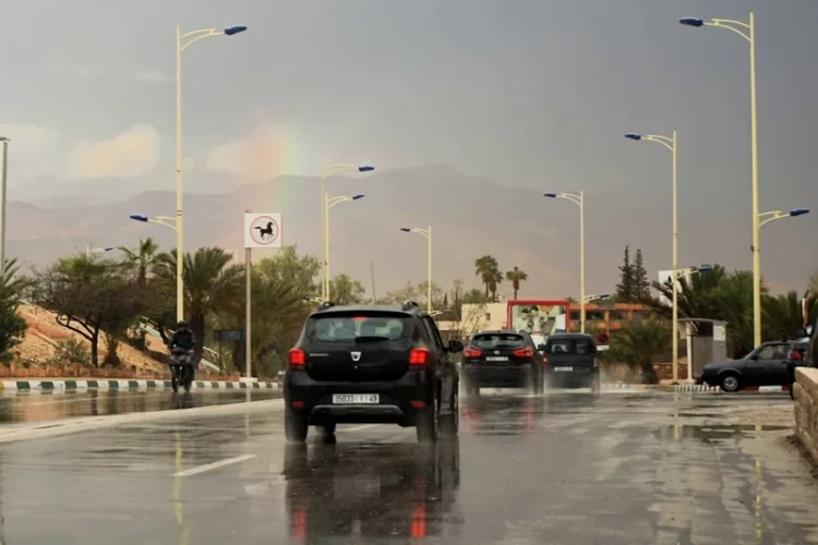 السبت.. زخات رعدية مرتقبة بعدد من مناطق المغرب وانخفاض الحرارة نهاراً