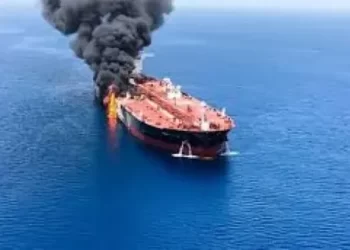 طهران تتحدث عن اصطدام ثلاث ناقلات نفط بألغام بحرية جنوب مضيق هرمز