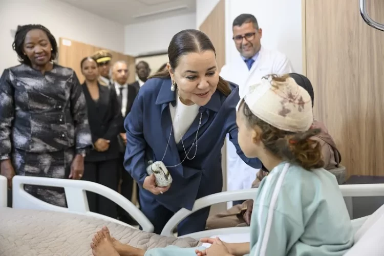 الأميرة للا أسماء تزور أطفالا استفادوا من زراعة القوقعة