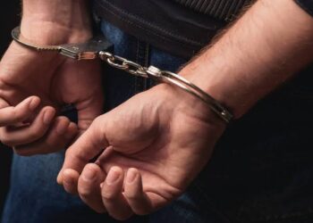 وثائق داخل سيارة مستعملة تقود إلى توقيف مشتبه فيه بسرقة مركبة مسؤول