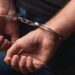 وثائق داخل سيارة مستعملة تقود إلى توقيف مشتبه فيه بسرقة مركبة مسؤول