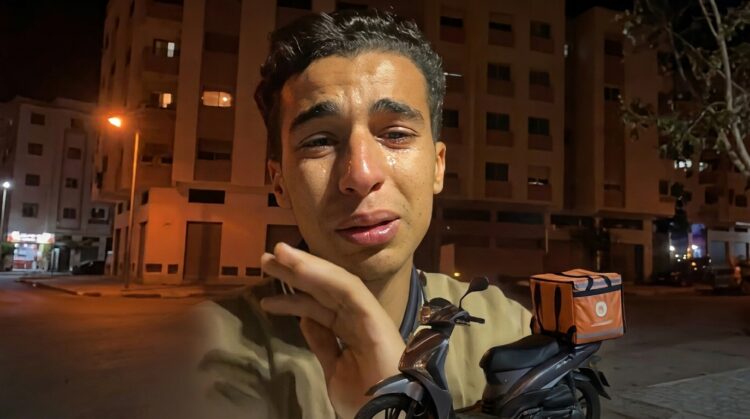 "تطلب وتتراجع ساخرة".. واقعة مؤلمة لشاب يصارع على رزقه بتمارة تشعل منصات التواصل